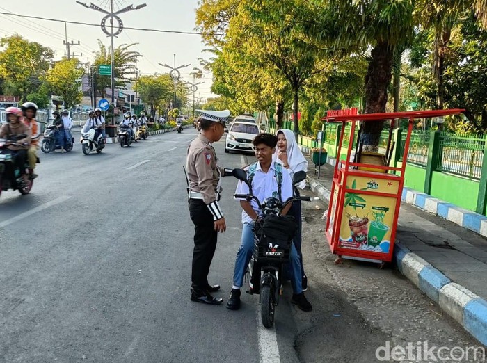 Polisi Sampang beri edukasi para pengendara sepeda listrik untuk patuh aturan berlalu lintas
