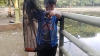 Walaupun sebetulnya memancing di kolam Hutan Kota Munjul menurut Divo tak selalu berhasil mendapatkan ikan. Namun di samping itu daripada suntuk berdiam diri di rumah, alhasil memancing di sini jadi cara pengusir suntuk. Biasa ikan yang berhasil ia kantongi beragam, mulai dari red devil, mujair, sapu-sapu hingga gabus.