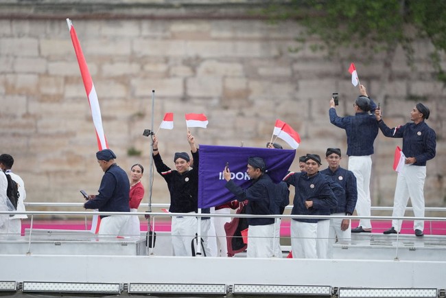 Tim Republik Indonesia (RI) diwakili oleh 14 personel yang terdiri dari para atlet, pelatih, dan ofisial. Bertindak sebagai pembawa bendera Sang Saka Merah Putih atau flag bearer adalah judoka Maryam March Maharani. (Foto: Aytac Unal/Anadolu via Getty Images)