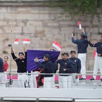 Tim Republik Indonesia (RI) diwakili oleh 14 personel yang terdiri dari para atlet, pelatih, dan ofisial. Bertindak sebagai pembawa bendera Sang Saka Merah Putih atau flag bearer adalah judoka Maryam March Maharani. (Foto: Aytac Unal/Anadolu via Getty Images)