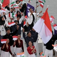 Perancang lulusan Fashion Design dari Parsons School of Design di New York dan Paris itu juga mengedepankan kenyamanan dengan memanfaatkan material yang breathable, seperti washed-out denim Indonesia jersey sutra yang sekaligus mewakili elemen sporty. (Foto: Getty Images/Lars Baron)