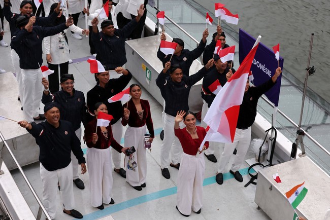 Mereka muncul dengan fashion statement yang merepresentasikan kekhasan budaya Nusantara. Bukan dengan motif-motif wastra, Didit yang merupakan putra presiden terpilih Prabowo Subianto lebih menonjolkannya lewat siluet baju tradisional seperti beskap dan kebaya dengan pendekatan desain yang minimalis nan elegan sesuai garis rancanganya. (Foto: Getty Images/Lars Baron)