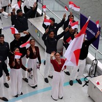 Mereka muncul dengan fashion statement yang merepresentasikan kekhasan budaya Nusantara. Bukan dengan motif-motif wastra, Didit yang merupakan putra presiden terpilih Prabowo Subianto lebih menonjolkannya lewat siluet baju tradisional seperti beskap dan kebaya dengan pendekatan desain yang minimalis nan elegan sesuai garis rancanganya. (Foto: Getty Images/Lars Baron)