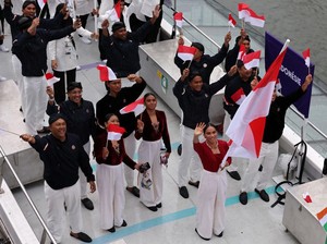 Semangat Kontingen Indonesia di Defile Pembukaan Olimpiade Paris
