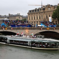 Untuk pertama kalinya dalam sejarah, acara pembukaan pesta olahraga empat tahunan ini digelar di luar stadion. Di Olimpiade musim panas yang diikuti 206 negara ini, perwakilan kontingen berarak-arakan sembari menelusuri Sungai Seine yang tersohor itu dengan kapal. Hujan tak mengurangi antusias mereka untuk ambil bagian dalam perhelatan yang disaksikan miliaran pasang mata di seluruh dunia itu. (Foto: Getty Images/Buda Mendes)