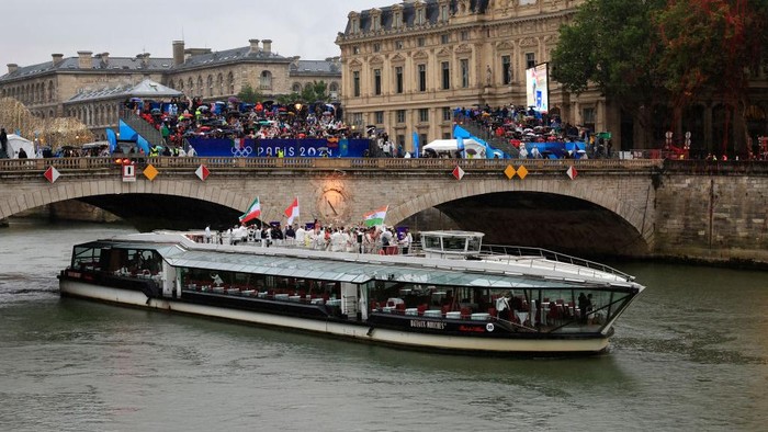 Potret Kontingen Indonesia di Atas Kapal Saat Pembukaan Olimpiade Paris 2024 PARIS, FRANCE - JULY 26: Team India, Team Indonesia and Team Islamic Republic of Iran are seen on a boat on the River Seine during the opening ceremony of the Olympic Games Paris 2024 on July 26, 2024 in Paris, France. (Photo by Buda Mendes/Getty Images)