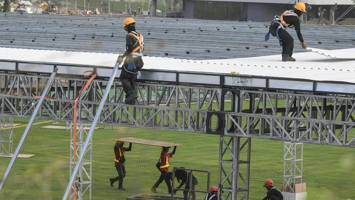 Potret Persiapan Upacara HUT Ke-79 RI di IKN Pekerja memasang tenda untuk upacara HUT RI di Lapangan Upacara Istana Kepresidenan IKN, Penajam Paser Utara, Kalimantan Timur, Sabtu (27/7/2024). Persiapan pelaksaan upacara HUT Ke-79 Kemerdekaan RI di Lapangan Upacara Istana Kepresidenan IKN telah mencapai sekitar 90 persen dan siap digelar pada 17 Agustus 2024. ANTARA FOTO/Hafidz Mubarak A/tom.