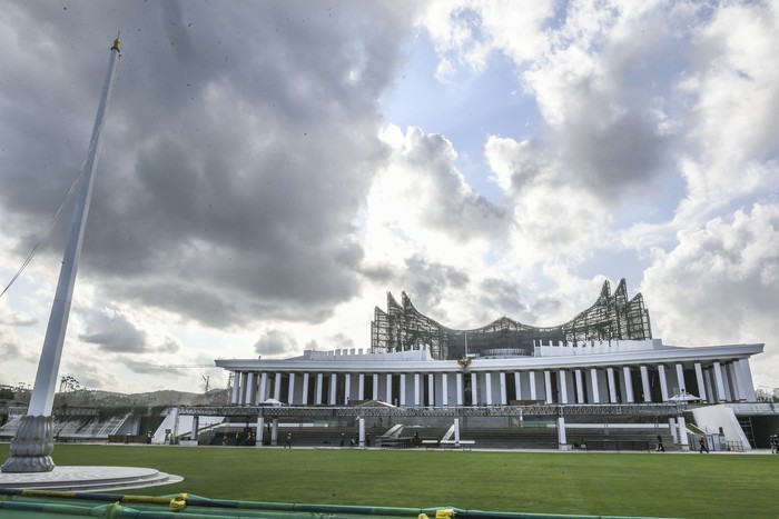 Pekerja memasang tenda untuk upacara HUT RI di Lapangan Upacara Istana Kepresidenan IKN, Penajam Paser Utara, Kalimantan Timur, Sabtu (27/7/2024). Persiapan pelaksaan upacara HUT Ke-79 Kemerdekaan RI di Lapangan Upacara Istana Kepresidenan IKN telah mencapai sekitar 90 persen dan siap digelar pada 17 Agustus 2024. ANTARA FOTO/Hafidz Mubarak A/tom.