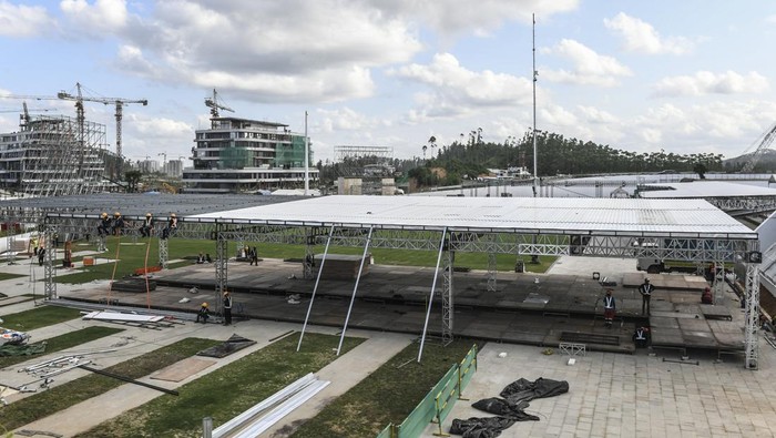 Potret Persiapan Upacara HUT Ke-79 RI di IKN Pekerja memasang tenda untuk upacara HUT RI di Lapangan Upacara Istana Kepresidenan IKN, Penajam Paser Utara, Kalimantan Timur, Sabtu (27/7/2024). Persiapan pelaksaan upacara HUT Ke-79 Kemerdekaan RI di Lapangan Upacara Istana Kepresidenan IKN telah mencapai sekitar 90 persen dan siap digelar pada 17 Agustus 2024. ANTARA FOTO/Hafidz Mubarak A/tom.