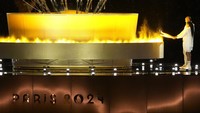 Pejudo Prancis, Teddy Riner, dan pelari cepat Marie-Jose Perec, peraih medali emas Olimpiade tiga kali, adalah dua yang terpilih untuk yang menyalakan api di cauldron. AP/Rebecca Blackwell