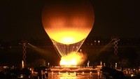 Setelah api menyala di kuali, balon udara kemudian membawa terbang dan itu menandakan Olimpiade Paris 2024 resmi dibuka. AP/Rebecca Blackwell