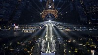 Menara Eiffel bermandikan cahaya warna-warni saat pembukaan Olimpiade. AP/Lionel Bonaventure