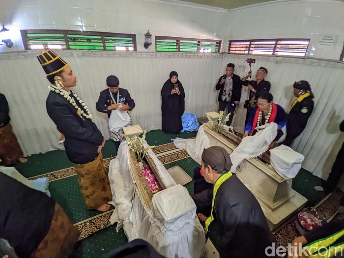 Proses penggantian Kelambu Makam Ki Ageng Pandanaran, Semarang, Sabtu (27/7/2024).