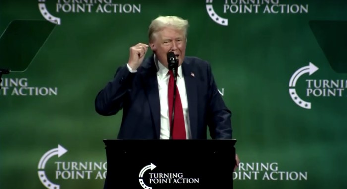 Donald Trump melanjutkan kampanyenya di West Palm Beach, Florida. Dalam kesempatan tersebut Trump memastikan telinganya sudah pulih setelah tertembak.
