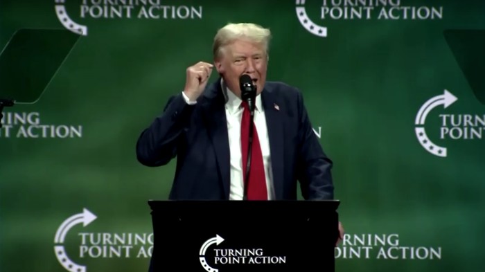 Donald Trump melanjutkan kampanyenya di West Palm Beach, Florida. Dalam kesempatan tersebut Trump memastikan telinganya sudah pulih setelah tertembak.