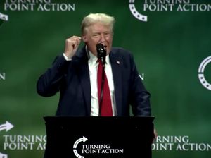 Terlinga Trump Sudah Tak Diperban Lagi