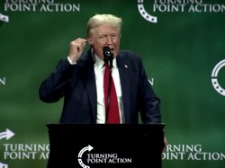 Donald Trump Ditelepon Mark Zuckerberg Berkali-kali, Ada Apa?