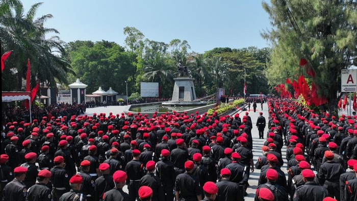 Satgas PDIP menggelar apel di Plasa Bung Karno Manahan Solo, Sabtu (27/7/2024).