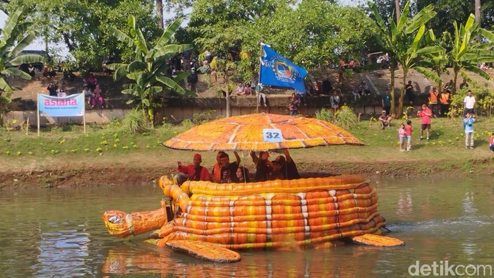 Karya Kreatif dari Botol Plastik: Patung Beragam dari 'Tank' hingga 'Kura-kura Raksasa' Hiasi BKT