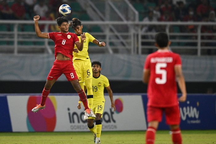 Babak pertama semifinal Piala AFF U-19 2024 antara Indonesia vs Malaysia sudah selesai. Garuda Muda dan Harimau Muda masih imbang 0-0. Duel berlangsung di Stadion Gelora Bung Tomo, Surabaya, Jawa Timur, Sabtu (27/7/2024).