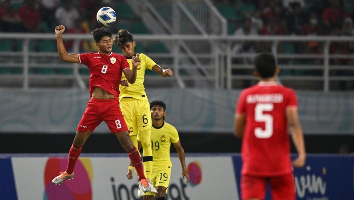 Babak pertama semifinal Piala AFF U-19 2024 antara Indonesia vs Malaysia sudah selesai. Garuda Muda dan Harimau Muda masih imbang 0-0. Duel berlangsung di Stadion Gelora Bung Tomo, Surabaya, Jawa Timur, Sabtu (27/7/2024).