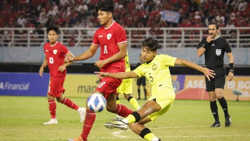 Babak pertama semifinal Piala AFF U-19 2024 antara Indonesia vs Malaysia sudah selesai. Garuda Muda dan Harimau Muda masih imbang 0-0. Duel berlangsung di Stadion Gelora Bung Tomo, Surabaya, Jawa Timur, Sabtu (27/7/2024).