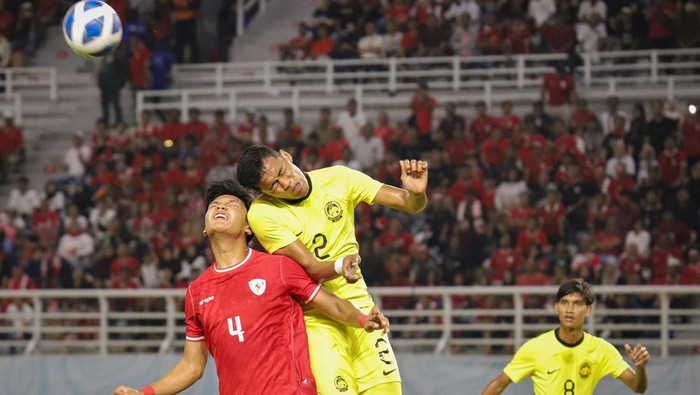 Babak pertama semifinal Piala AFF U-19 2024 antara Indonesia vs Malaysia sudah selesai. Garuda Muda dan Harimau Muda masih imbang 0-0. Duel berlangsung di Stadion Gelora Bung Tomo, Surabaya, Jawa Timur, Sabtu (27/7/2024).