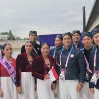 Wanita memiliki dua versi atasan, salah satunya berbahan beludu (velvet) yang memancarkan aura yang elegan dan mewah. Berbeda dari pria, celana dibuat dalam potongan wide-leg pants yang chic. Para wanita yang ambil bagian di defile ini juga akan berjalan dengan kaki yang tampak lebih jenjang berkait bagian pinggang celana yang high-waist. Selop juga menjadi alas kaki mereka. Perhiasan emas bergaya tradisional ikut menyempurnakan gaya Maryam dan atlet perempuan lainnya yang ikut dalam defile. (Foto: Instagram/@andiyabakrie