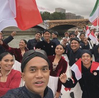 Material denim untuk beskap memberikan kesan modern, ditambah lagi dengan kehadiran garis merah-putih sebagai aksentuasi asimetris di lengan kanan. Tidak ketinggalan aksesori tambahan berupa blangkon dan selop senada yang menciptakan kesan edgy pada penampilan para pria. (Foto: Instagram/@andiyabakrie)