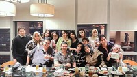 Ini momen ketika Sonny dan Fairuz makan malam bersama keluarga besar. Mereka di sebuah restoran tampak hangat menyantap beragam hidangan. Foto: Instagram @sonnyseptian @fairuzarafiq