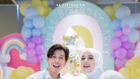 Momen ulang tahun putri mereka juga tamak meriah. Pesta ulang tahunnya bertemakan karakter unicorn. Begini kompaknya Sonny dan Fairuz ketika berpose dengan nasi kuning bingkisan ulang tahun. Foto: Instagram @sonnyseptian @fairuzarafiq