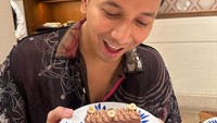 Sebelum mengadakan pesta mewah, Sonny juga diberikan kejutan kue cokelat. Ia mendapatkannya ketika makan di sebuah restoran. Foto: Instagram @sonnyseptian @fairuzarafiq
