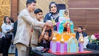 Begini momen Fairuz ketika membuat pesta ulang tahun untuk sang suami, Sonny Septian. Mereka merayakannya dengan mewah. Foto: Instagram @sonnyseptian @fairuzarafiq