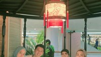 Potret keduanya juga terlihat ketika makan bersama ibu tercinta. Mereka menikmati hot pot di sebuah restoran. Foto: Instagram @sonnyseptian @fairuzarafiq