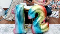 Kalau ini momen keduanya saat merayakan ulang tahun putra mereka yang ke-12. Mereka merayakannya di rumah dengan menghadirkan kue cokelat. Foto: Instagram @sonnyseptian @fairuzarafiq