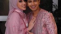 Sonny Septian dan Fairuz A Rafiq adalah pasangan selebriti yang kerap membagikan momen kebersamaan mereka. Sonny dikabarkan tengah sakit mengalami penyempitan pembuluh darah. Foto: Instagram @sonnyseptian @fairuzarafiq