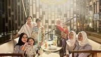 Momen makan malam lainnya juga dibagikan Sonny dan Fairuz. Mereka berada di sebuah restoran sedang menikmati minuman yang segar. Foto: Instagram @sonnyseptian @fairuzarafiq