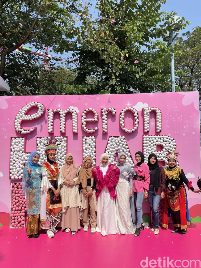 Audisi akan dipandu oleh Echo Santoso dan Elwina Wilianto, pemenang ketiga Emeron Hijab Hunt 2023. Kamu bisa menyaksikan penampilan Zara Leola di audisi Emeron Hijab Hunt 2024 Jabodetabek. Anak sulung dari Enda yang merupakan gitaris grup musik Ungu ini akan membawakan lagu hitsnya, Move It, Saat Bahagia, Lebih Dari Teman, Shes Nothing, dan Anak Sekolah. Foto: Gresnia/Wolipop.