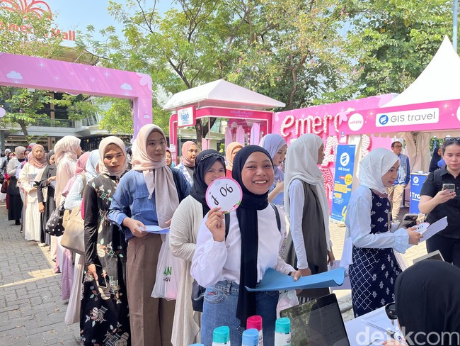 Selanjutnya ada Feni Fauziah (30 tahun) yang akan membawakan puisi dengan tema kemerdekaan.”Biasanya kalau lomba puisi aku ambil dari para sastrawan dan persiapannya mental di samping itu harus menguasai isi dan ekspresi puisinya. Aku juga di akhir puisi aku akan bernyanyi lagu Tanah Air,” tutur Feni. Foto: Gresnia/Wolipop.