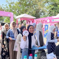 Selanjutnya ada Feni Fauziah (30 tahun) yang akan membawakan puisi dengan tema kemerdekaan.”Biasanya kalau lomba puisi aku ambil dari para sastrawan dan persiapannya mental di samping itu harus menguasai isi dan ekspresi puisinya. Aku juga di akhir puisi aku akan bernyanyi lagu Tanah Air,” tutur Feni. Foto: Gresnia/Wolipop.