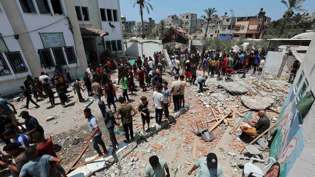 Suasana sekolah yang menjadi tempat penampungan pengungsi pasca serangan Israel di Deir Al-Balah, Jalur Gaza, Sabtu, (27/7/2024). (REUTERS/Ramadan Abed)