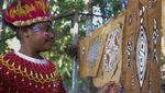 Suvenir Khas Papua, Lukisan Kulit Kayu dari Kampung Asei Besar