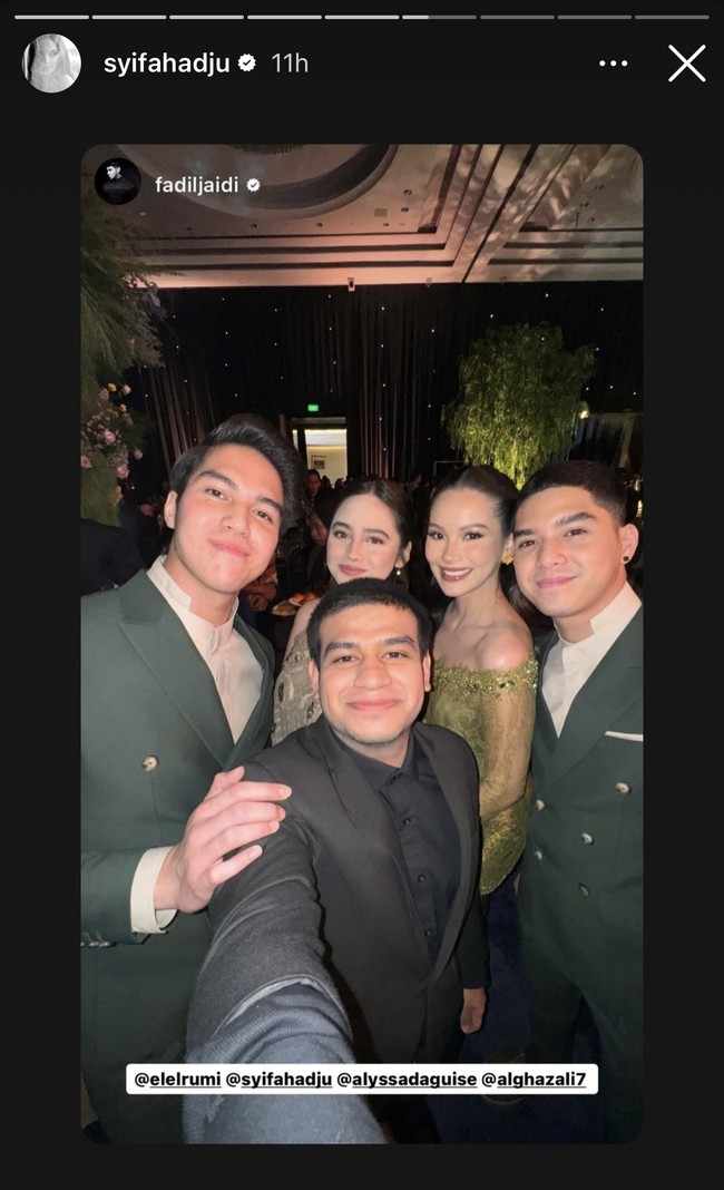 Sebelumnya, ibunda El Rumi, Maia Estianty, sempat mengatakan, “Besok, kalian lihat saja di pernikahan Aaliyah sama Thariq, ya. Anakku El jalan sama siapa, kata Maia Estianty saat siaran langsung yang diunggah ulang akun Instagram @rumpi_gosip. Karena penuturan Maia tersebut, banyak netizen yang jadi ikut memperhatikan siapa wanita yang datang bersama El ke pernikahan Aaliyah dan Thariq. Foto: Instagram/@syifahadju