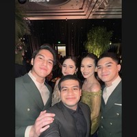 Sebelumnya, ibunda El Rumi, Maia Estianty, sempat mengatakan, “Besok, kalian lihat saja di pernikahan Aaliyah sama Thariq, ya. Anakku El jalan sama siapa, kata Maia Estianty saat siaran langsung yang diunggah ulang akun Instagram @rumpi_gosip. Karena penuturan Maia tersebut, banyak netizen yang jadi ikut memperhatikan siapa wanita yang datang bersama El ke pernikahan Aaliyah dan Thariq. Foto: Instagram/@syifahadju