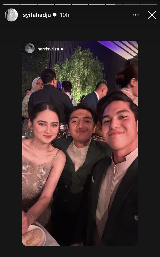 Meski Syifa dan El tak secara terang-terangan menunjukkan kebersamaan mereka, namun keduanya kerap kepergok berpose bersama di pernikahan Aaliyah dan Thariq, seperti dalam foto yang satu ini. El dan Syifa tampak berpose bersama Harris Vriza. Foto: Instagram/@syifahadju