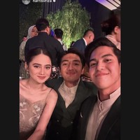 Meski Syifa dan El tak secara terang-terangan menunjukkan kebersamaan mereka, namun keduanya kerap kepergok berpose bersama di pernikahan Aaliyah dan Thariq, seperti dalam foto yang satu ini. El dan Syifa tampak berpose bersama Harris Vriza. Foto: Instagram/@syifahadju