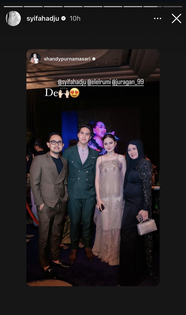 Tak hanya sekali dua kali, keduanya tampak beberapa kali berpose bersama. Dalam foto ini terlihat El dan Syifa berpose bersama Juragan 99 dan Shandy Purnamasari. Foto: Instagram/@syifahadju