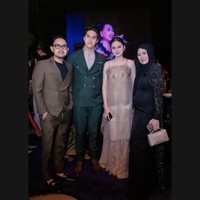 Tak hanya sekali dua kali, keduanya tampak beberapa kali berpose bersama. Dalam foto ini terlihat El dan Syifa berpose bersama Juragan 99 dan Shandy Purnamasari. Foto: Instagram/@syifahadju