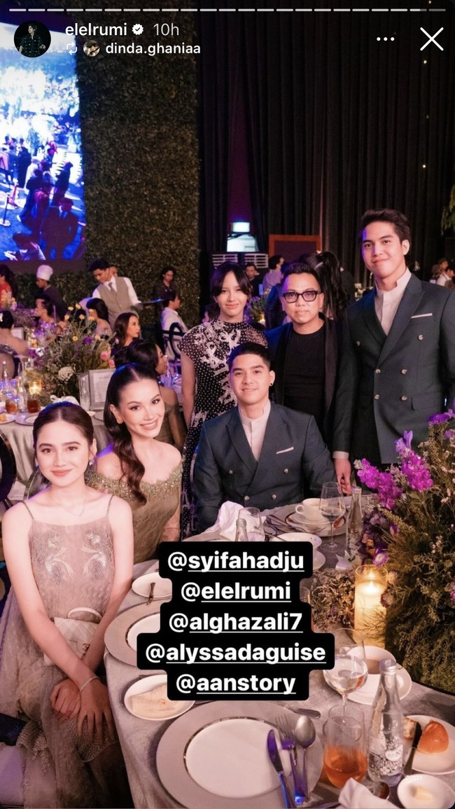 Hadir di acara resepsi Thariq dan Aaliyah yang digelar pada Jumat (26/7/24), El tampak gagah mengenakan setelan jas berwarna biru yang merupakan seragam para groomsmen dari Thariq Halilintar. Foto: Instagram/@elelrumi