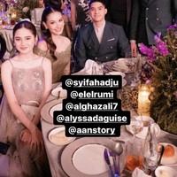 Hadir di acara resepsi Thariq dan Aaliyah yang digelar pada Jumat (26/7/24), El tampak gagah mengenakan setelan jas berwarna biru yang merupakan seragam para groomsmen dari Thariq Halilintar. Foto: Instagram/@elelrumi